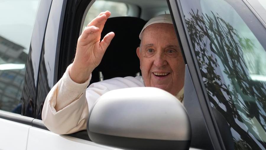 «Sono ancora vivo», Papa Bergoglio dimesso dall’ospedale