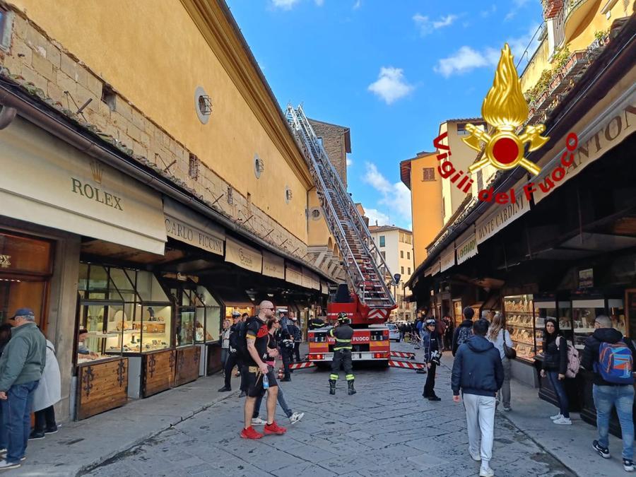 Firenze, cadono tegole e calcinacci dal Ponte Vecchio: vigili del fuoco in azione per tre ore. Danni anche in altre parti della città – Video