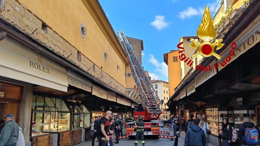 Firenze, cadono tegole e calcinacci dal Ponte Vecchio: vigili del fuoco in azione per tre ore. Danni anche in altre parti della città – Video
