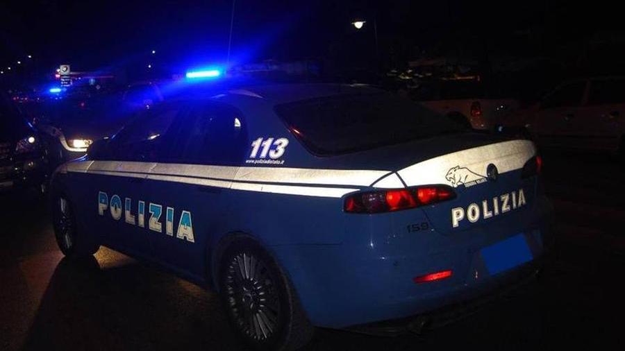 Una volante della polizia di Stato (foto d'archivio)