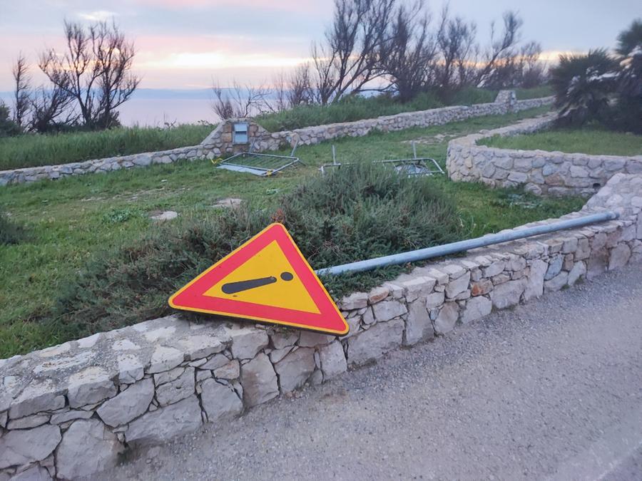 Porto Torres, cartelli stradali danneggiati: denunciati tre vandali