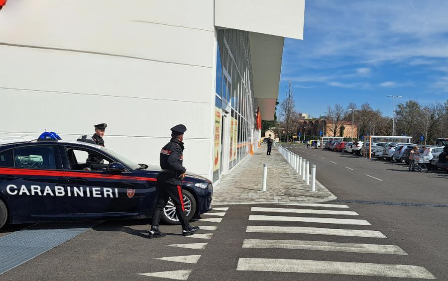 Rapinatore seriale perde una scarpa durante il colpo, preso e arrestato