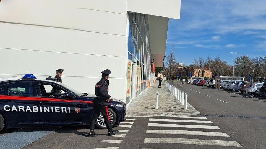 Rapinatore seriale perde una scarpa durante il colpo, preso e arrestato