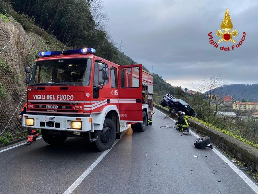 Vaiano, scontro tra due auto sulla 325. Traffico in tilt
