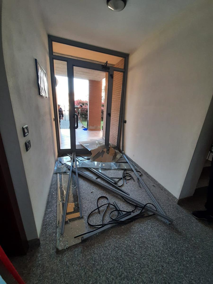 Esplosione nella notte, bomba carta devasta l’ingresso di un condominio