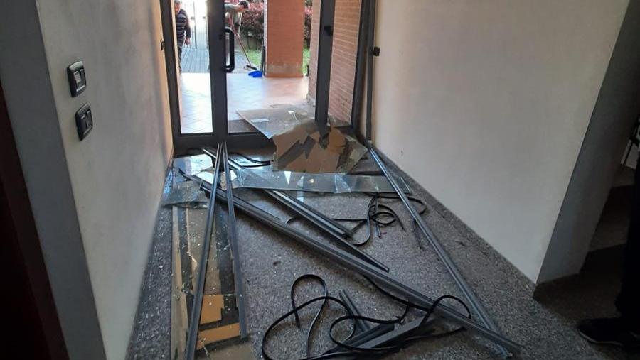 Esplosione nella notte, bomba carta devasta l’ingresso di un condominio