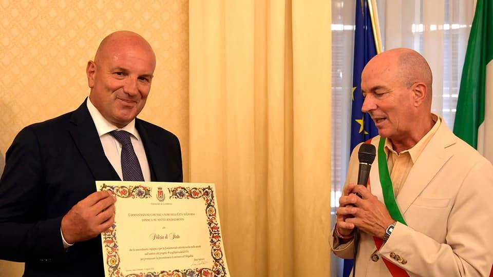 A sinistra il questore Roberto Massucci premiato dal sindaco di Livorno, Luca Salvetti