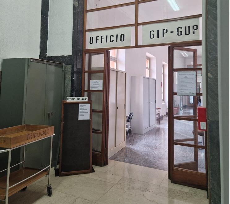 Sassari, la segue in macchina, la costringe a fermarsi e la insulta: arrestato 