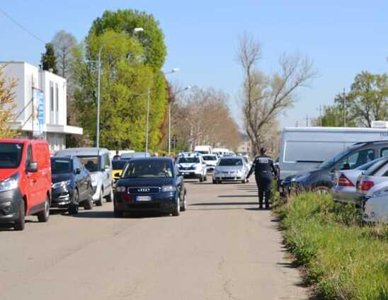 Modena. Ieri pienone di auto all’ippodromo «Esempio lampante di cosa accadrà» 