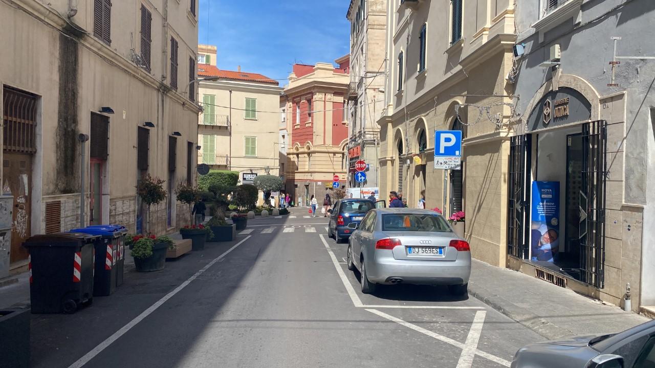 Sassari, paura nella strada dello shopping: dopo la seconda rapina i commercianti chiedono più controlli