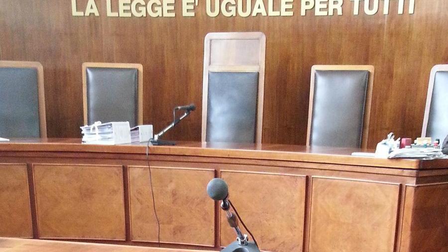 Lucca, assiste la figlia minorenne che è stata violentata e manda il certificato di malattia in ritardo: operaio licenziato