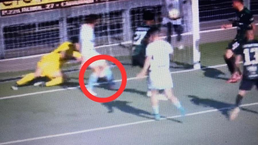 
	Martinelli, primo giocatore da destra nella foto in maglia scura vicino alla porta, ha appena spinto la palla in gol: la mano del portiere dell'Entella, Borra, come si vede nel cerchio rosso, intercetta la sfera quando ormai ha oltrepassato la linea&nbsp;(Immagini Eleven Sports Network)&nbsp;

