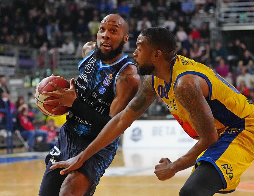 La Dinamo a Verona incompleta ma decisa a prolungare il volo