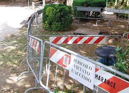 L’area transennata dopo la caduta dell’anziano nel tombino della cisterna di cui nessuno conosceva l’esistenza da decenni