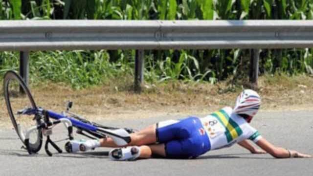 Pedone fece cadere un ciclista in gara. Ora paga i danni agli organizzatori