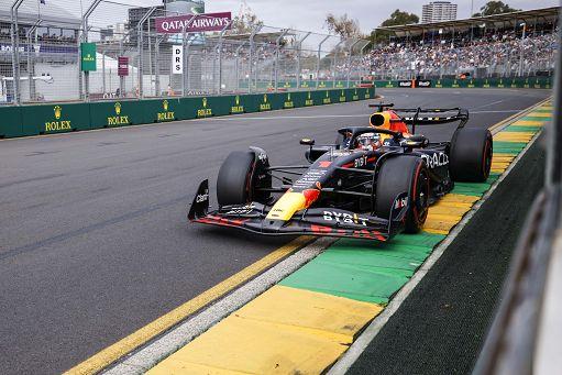 Gp Australia – Vince Verstappen davanti a Hamilton e Alonso. Male le Ferrari: Leclerc fuori dopo 300 metri, Sainz punito scivola al 12° posto