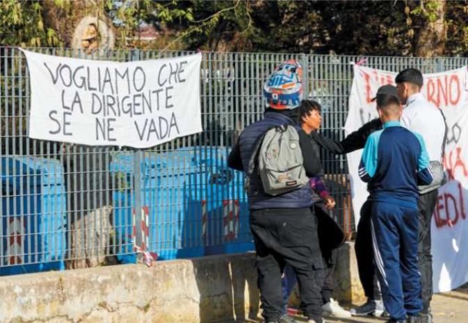 
	Alcuni momenti del sit-in di ieri in via Bonistallo davanti ai cancelli della scuola (Fotoservizio Juri Autovino)

