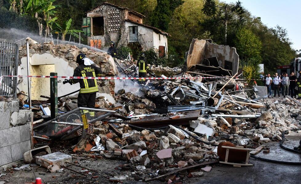 Un momento dei soccorsi sulla via per Camaiore dopo l’esplosione dell’edificio a Torre