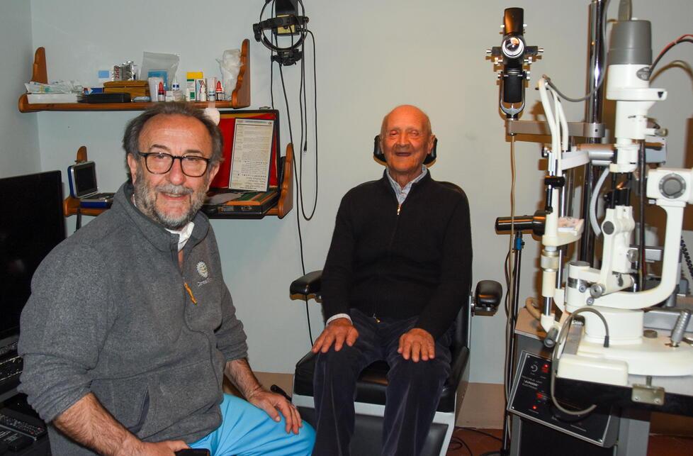 Il professor Vincenzo Sarnicola nel suo studio di via Mazzini insieme al paziente torinese Emiliano Bosca (foto Agenzia Bf)