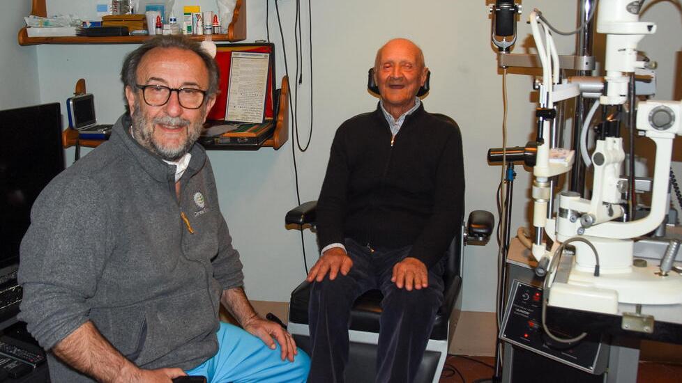 Il professor Vincenzo Sarnicola nel suo studio di via Mazzini insieme al paziente torinese Emiliano Bosca (foto Agenzia Bf)