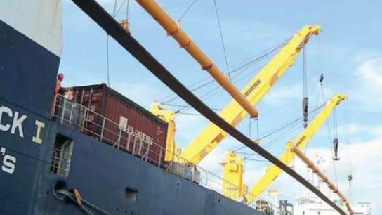 Rotaie caricate su una nave (foto di Paolo Barlettani)