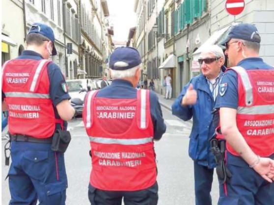 
	L&rsquo;associazione carabinieri in via Ricasoli davanti al museo del David

