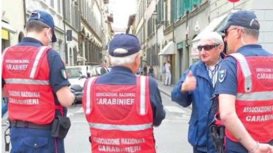 L’associazione carabinieri in via Ricasoli davanti al museo del David