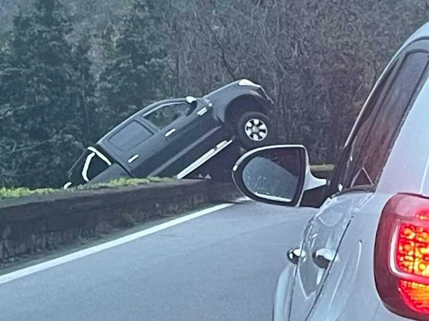 Vaiano, scontro sulla 325: automobile in bilico sulla scarpata
