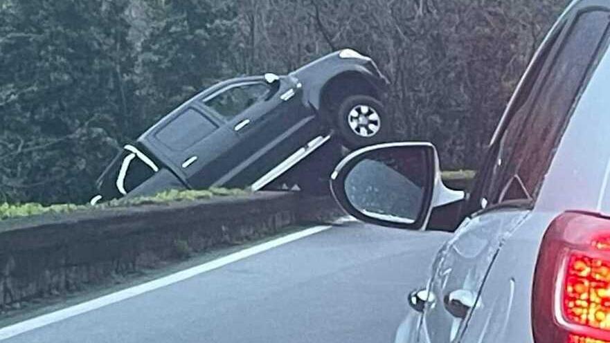 Vaiano, scontro sulla 325: automobile in bilico sulla scarpata