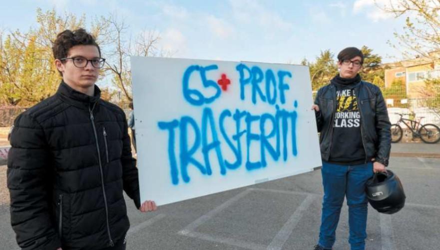 
	Due studenti mostrano uno striscione con il &ldquo;bilancio&rdquo; dei trasferimenti dei docenti (Foto Juri Autovino)

