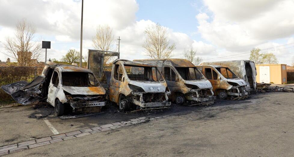 Capraia, otto auto in fiamme e due bombole esplose nella carrozzeria