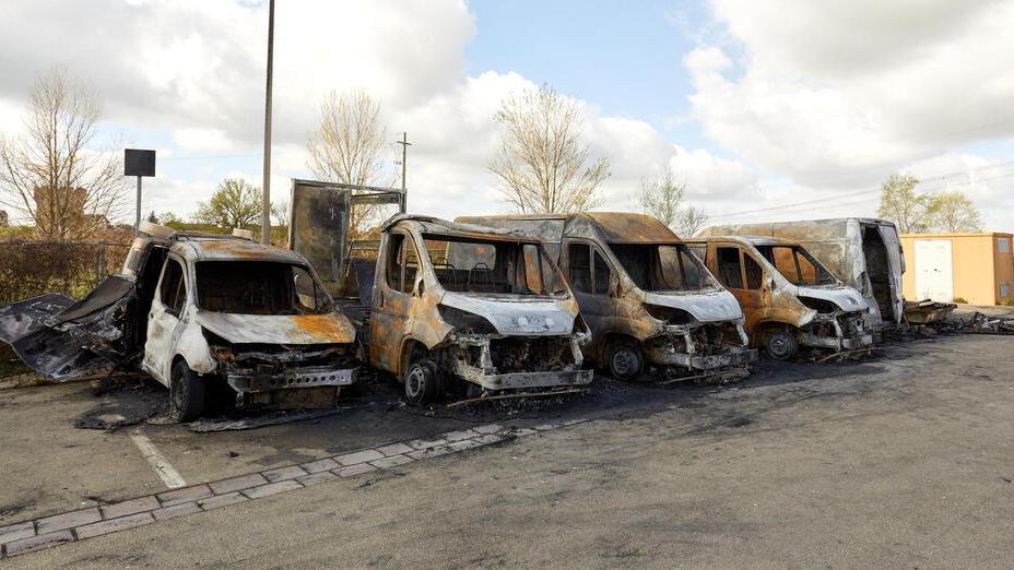 Capraia, otto auto in fiamme e due bombole esplose nella carrozzeria