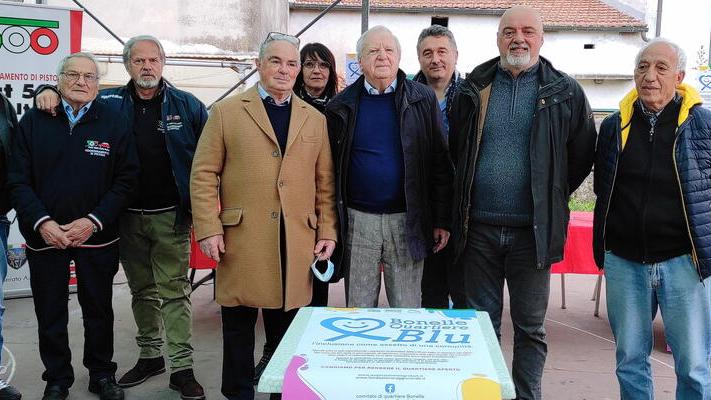In foto al centro Alvaro Gaggioli (Agrabah), Giancarlo Magni (Raggio Verde), Massimo Lissa, ( Fiat 500 Club Italia) e Carlo Bonacchi (Comitato di quartiere)
