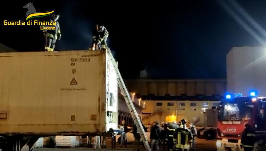 
	L'apertura del container con finanza, vigili del fuoco e Agenzia delle dogane

