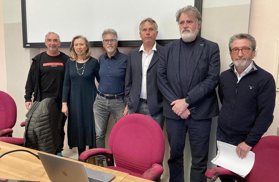 Da sinistra Riccardo Ristori (medico), Silvia Noferi (consigliera regionale), Giuseppe Lippi (medico), Claudio Marabotti (medico), Andrea Quartini (deputato) e Mario Settino (capogruppo 5 Stelle a Rosignano) (Foto Falorni/Silvi)
