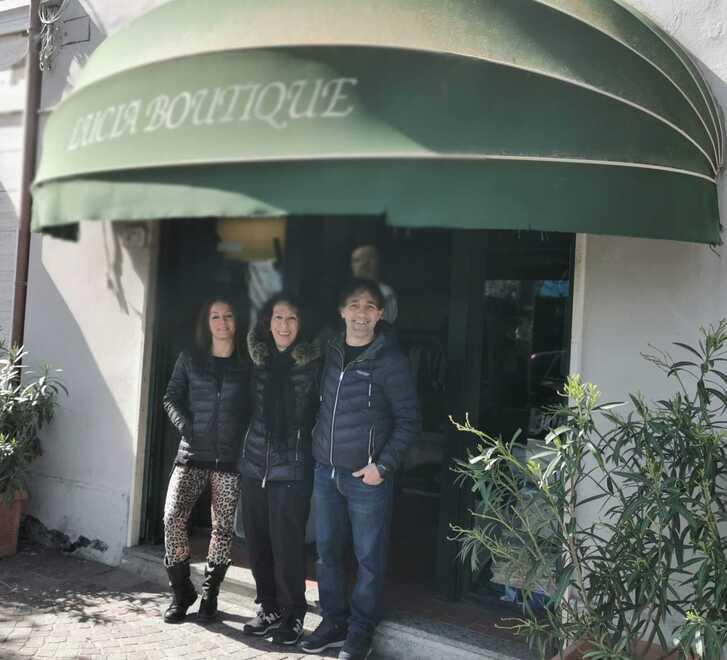 Da sinistra Eva Pontenti, il fratello Augusto e al centro la mamma Lucia Fredianelli