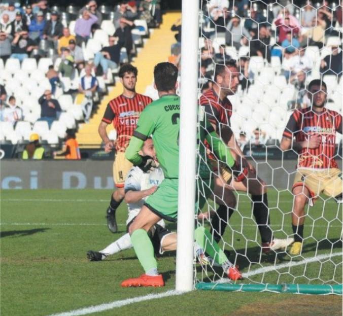 
	Il difensore Celiento in spaccata infila in rete realizzando il gol del vantaggio romagnolo

