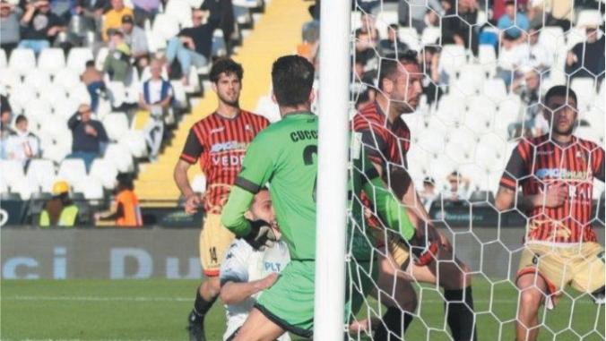 Il difensore Celiento in spaccata infila in rete realizzando il gol del vantaggio romagnolo