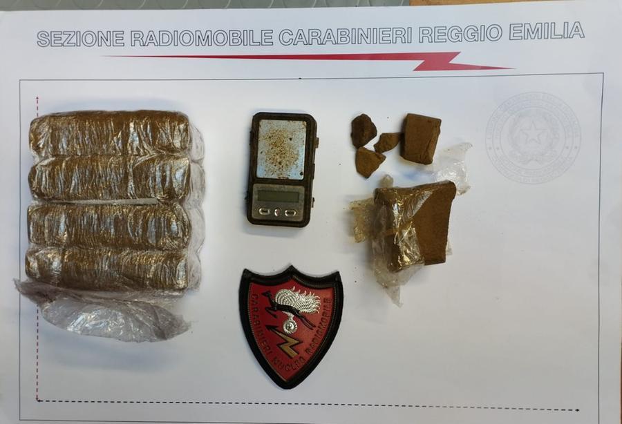 Mezzo chilo di droga nascosti in un campo
