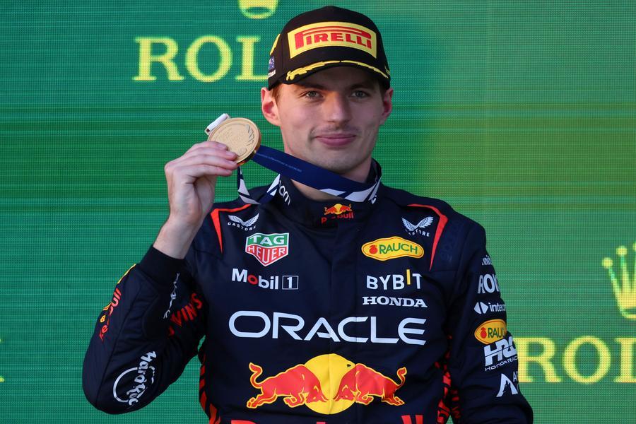 Formula Caos, Max Verstappen vince in Australia. Quattro partenze, Sainz penalizzato: «Ce l'hanno rubata»