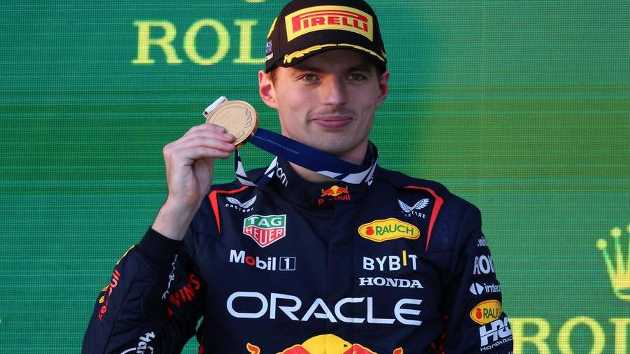 Formula Caos, Max Verstappen vince in Australia. Quattro partenze, Sainz penalizzato: «Ce l'hanno rubata»