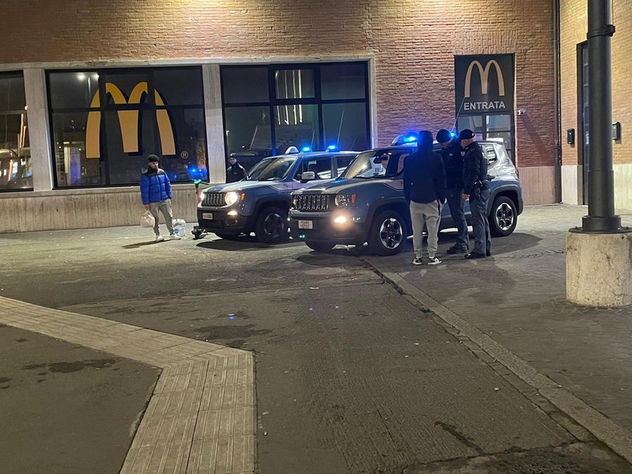 Ubriaco alle 20 di sabato sera diventa molesto in un bar