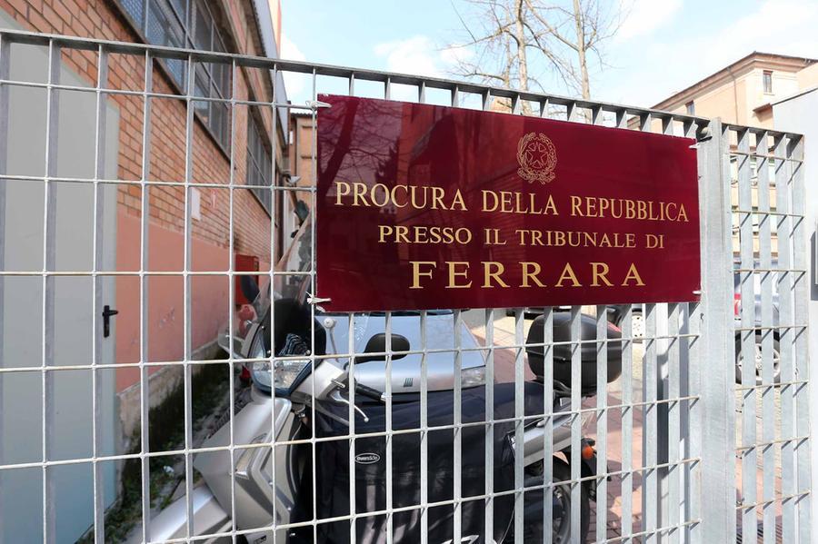 Ferrara, fucile abusivo e senza licenza: arrestato dopo una lite in centro
