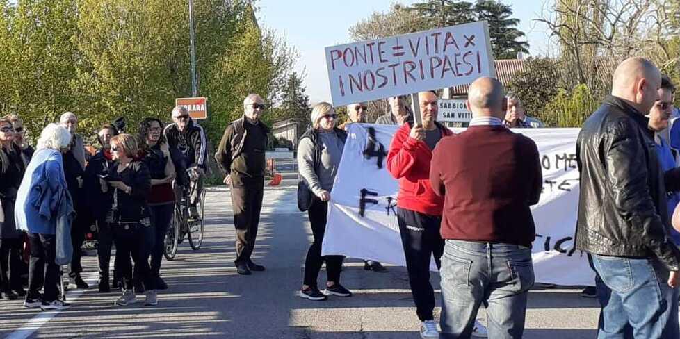 Sabbioncello, gli abitanti: «Riaprite il ponte sul Volano»