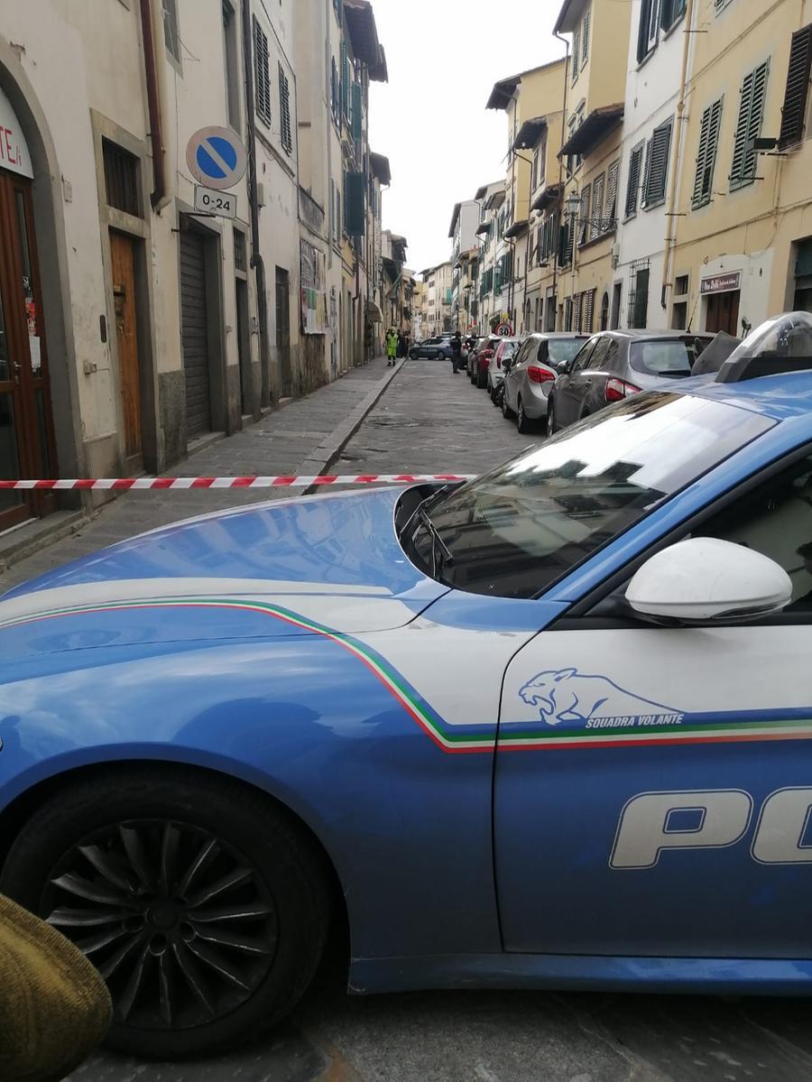 Firenze, trova due bombe da mortaio nella cassapanca: evacuata l’intera strada