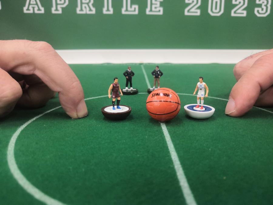 Libertas-Pielle: il derby di basket in modalità Subbuteo al Tirreno con le statuette dei giocatori
