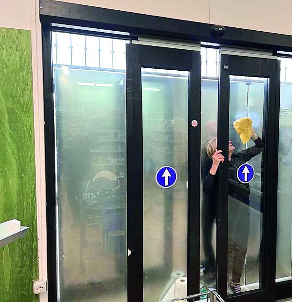 Stritolato dalle bollette iperboliche il market di Santa Maria La Palma riapre dopo cinque mesi