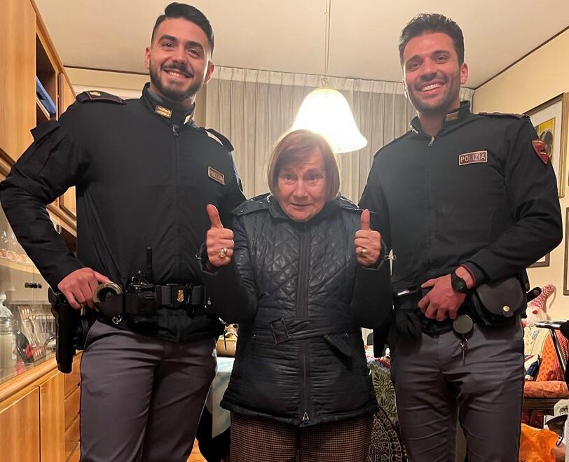 Vaga a notte fonda in centro Anziana aiutata dalla polizia