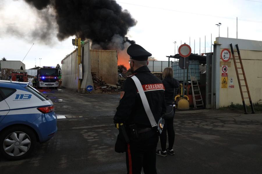 Modena, vasto incendio nell’azienda raccolta rifiuti Longagnani ecologia
