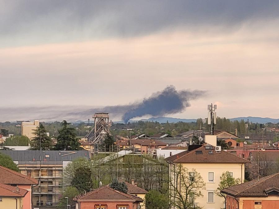 Incendio in una ditta di raccolta rifiuti a Modena: il fumo nero visibile anche da Reggio Emilia